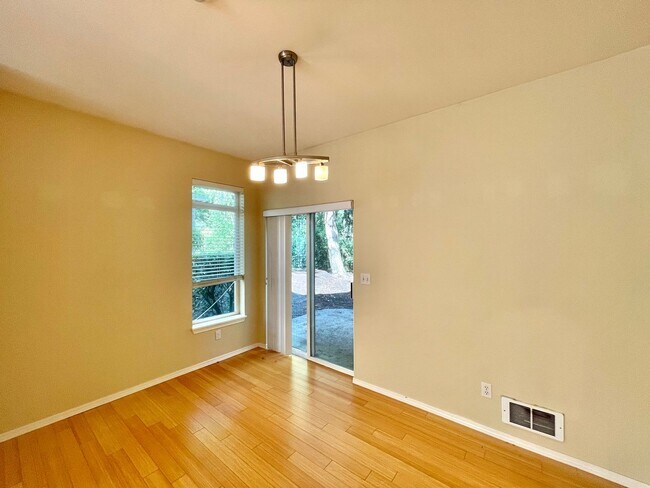 Building Photo - Great Town House For Rent