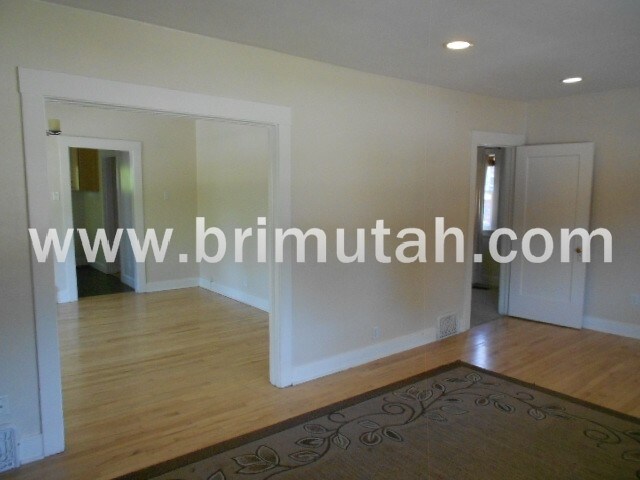 Building Photo - 450 1100 E