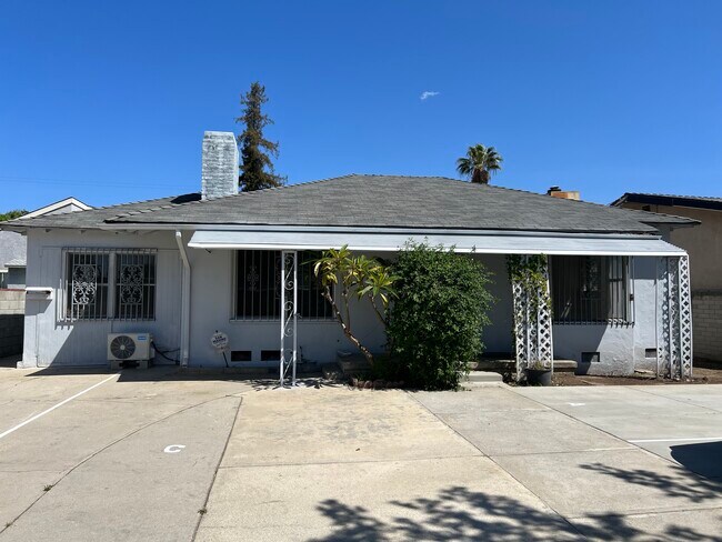 Foto del edificio - 3343 E Del Mar Blvd