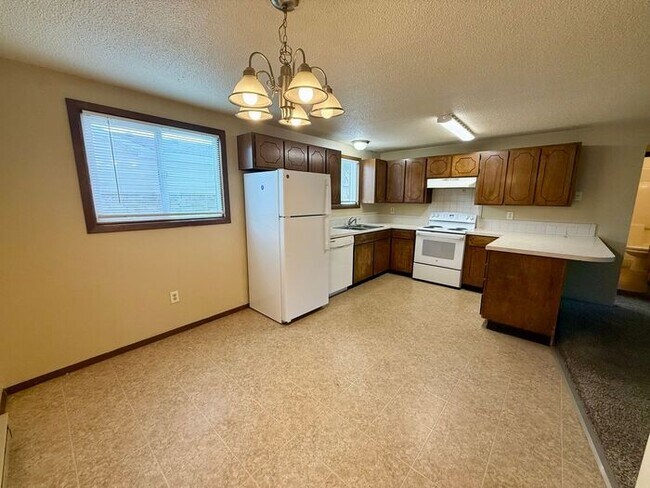 Building Photo - Water/Sewer/Trash Included - Large Two Bedroom One Bath In North Loveland! Easy Access to HWY 287!
