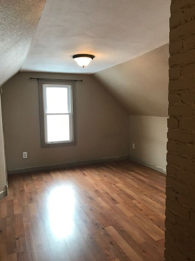 Building Photo - 3BR, 1.5 Bath Single Family Home - Brainer...