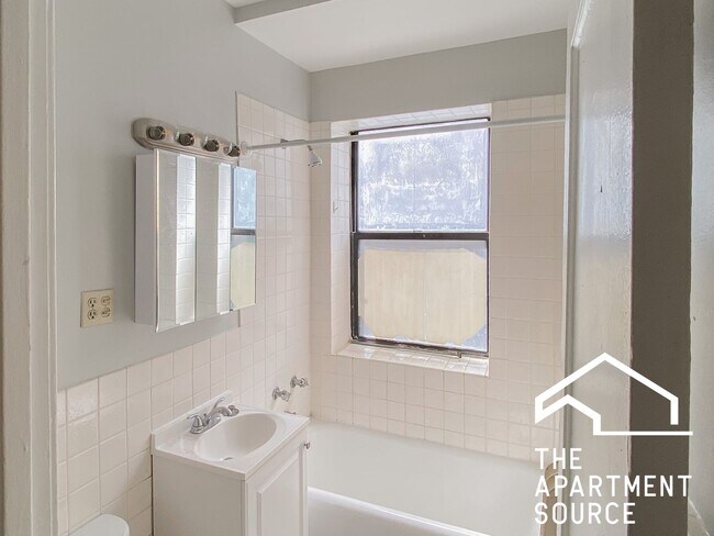 Foto del edificio - 540 W Briar Pl