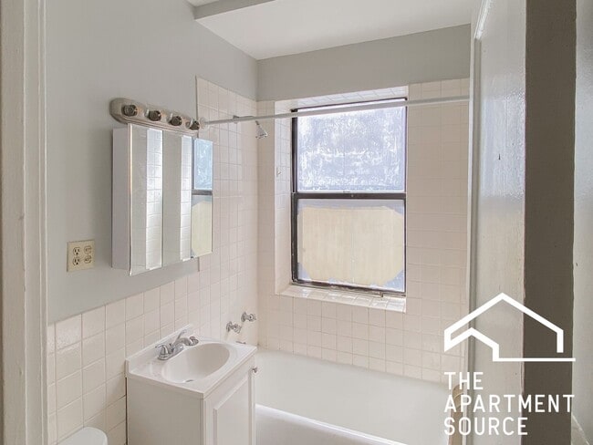 Building Photo - 540 W Briar Pl