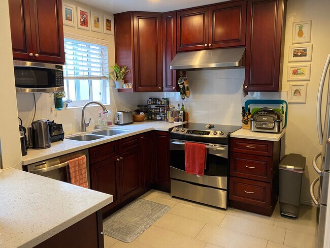 Kitchen - 10614 Eastborne Ave