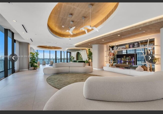 Foto del edificio - 700 NE 24th St