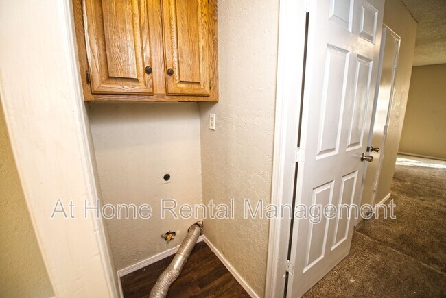 Foto del edificio - 742 W Commercial St