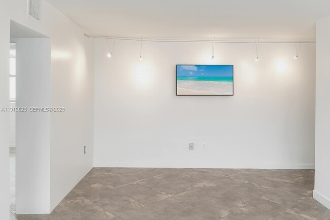 Building Photo - 1300 Lincoln Rd