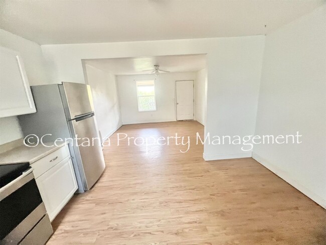 Building Photo - Pet friendly house with a fenced yard!