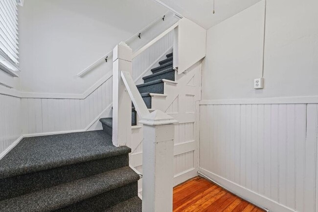 Building Photo - 2 New St