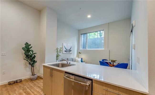 Foto del edificio - Beautiful 1bd in Capitol Hill!