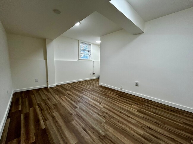 Building Photo - 1086 W 10th Ave