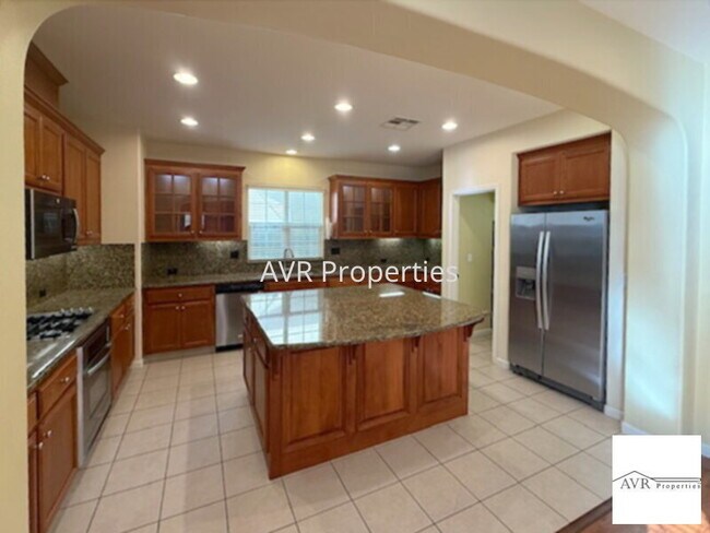 Foto del edificio - Luxurious two story, four bedroom, three b...