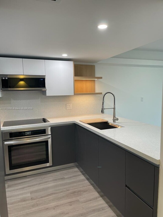 Building Photo - 3151 S Palm Aire Dr