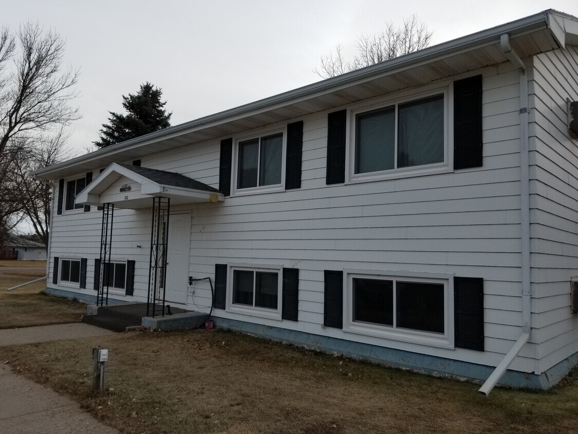 Building Photo - 313 Lyndee Dr