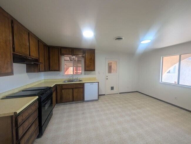 Building Photo - Great 3 bedroom home Close to CSUS