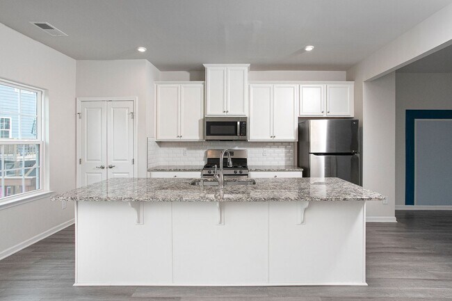 Foto del edificio - Beautiful 3 bedroom, 2.5 bath townhome in RTP Available August 15!