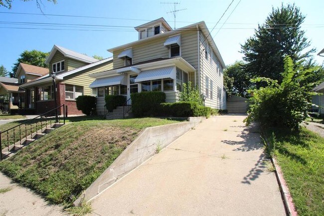 Building Photo - 476 Emerald Ave NE