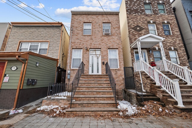 Building Photo - 15 Wales Ave