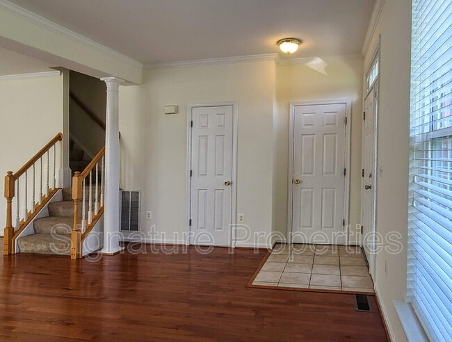 Building Photo - 210 Hillside Ct
