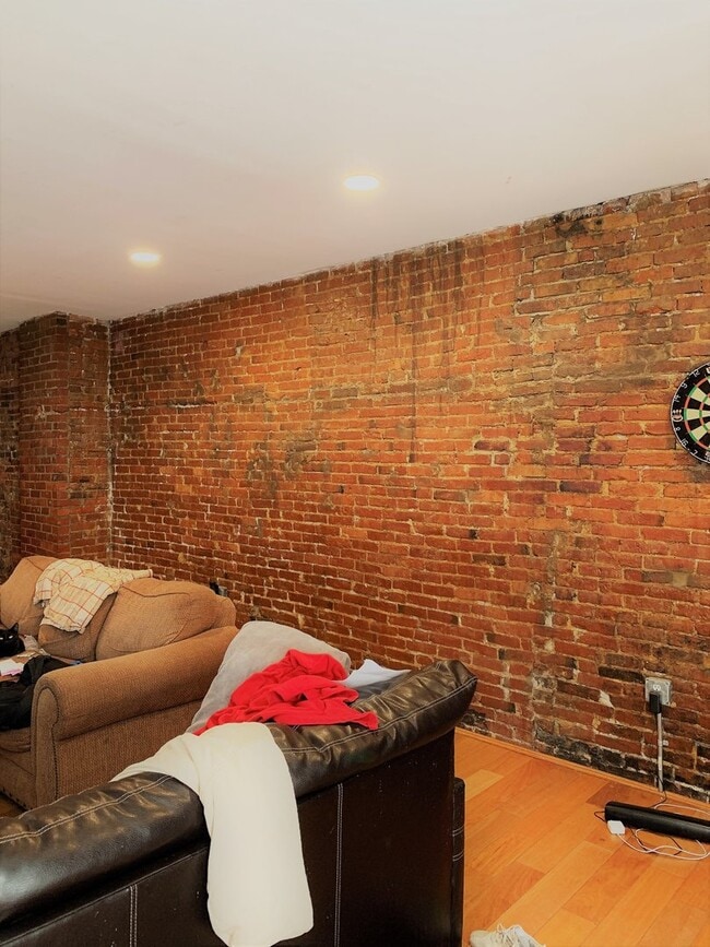 Building Photo - 2118 E Carson St