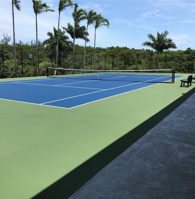 Foto del edificio - 14951 Royal Oaks Ln