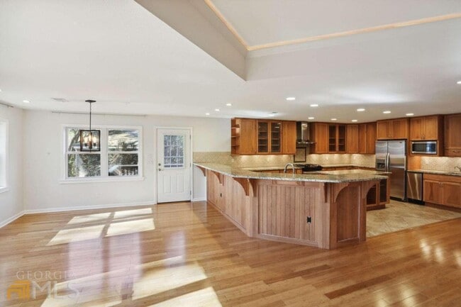 Building Photo - 530 Ramsdale Dr