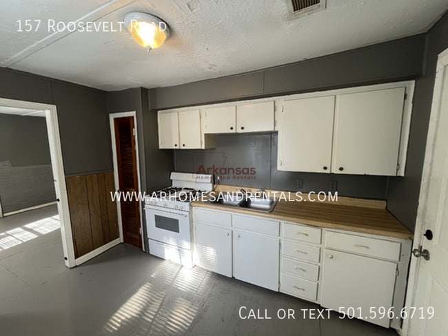 Foto del edificio - 157 Roosevelt Rd