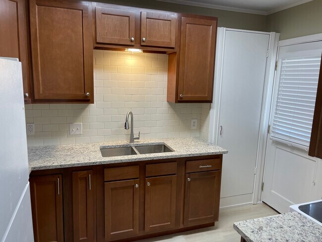 Building Photo - 636 Carol Marie Dr