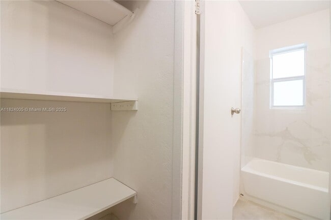 Foto del edificio - 716 NE 8th St