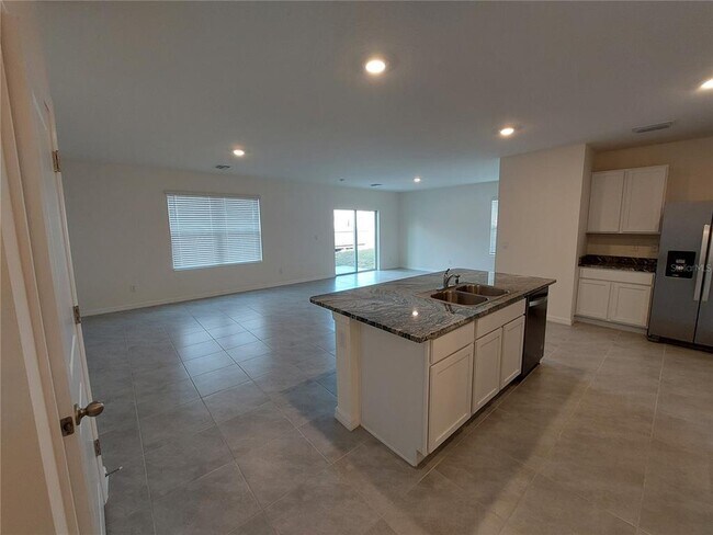 Foto del edificio - 2413 Moon Shadow Rd