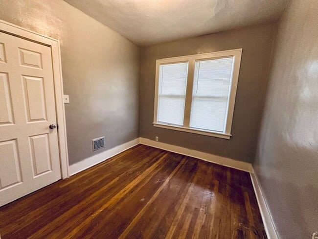 Building Photo - 4 Bedroom 2 bath Beautifully Updated House...