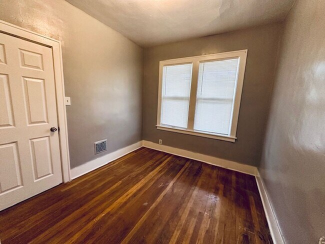 Foto del edificio - 4 Bedroom 2 bath Beautifully Updated House...