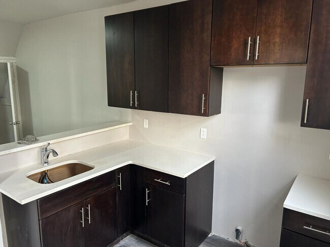 Building Photo - Updated 3 Bedroom