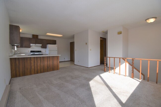 Foto del edificio - Nice split-level apartment with carport!