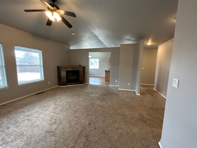 Building Photo - 3 Bedroom / 2 Bathroom Home in SW Redmond