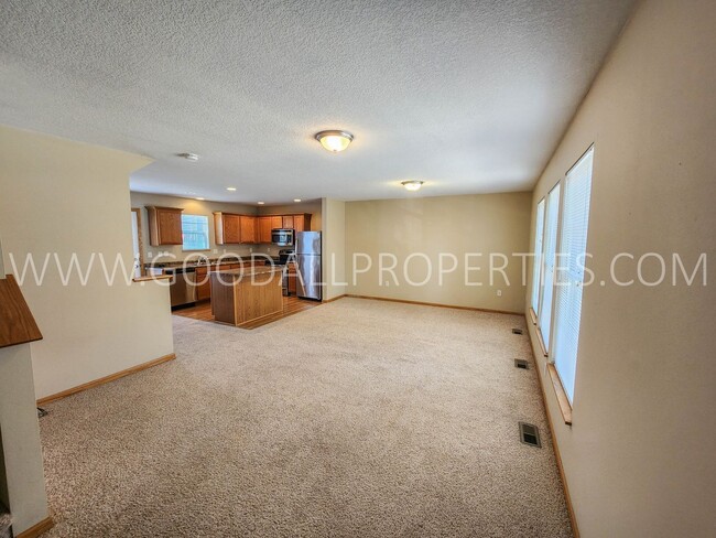 Building Photo - 2 Bedroom, 2 1/2 Bath Townhome in Urbandale.