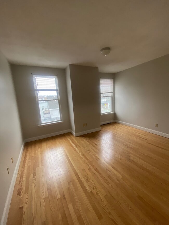 Building Photo - 10 Belmont St