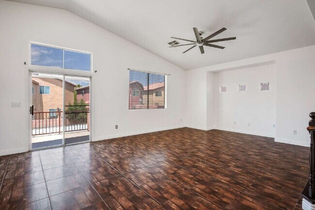 Foto del edificio - Charming single-story townhome featuring two bedrooms, two bathrooms, and an attached two-car gar...