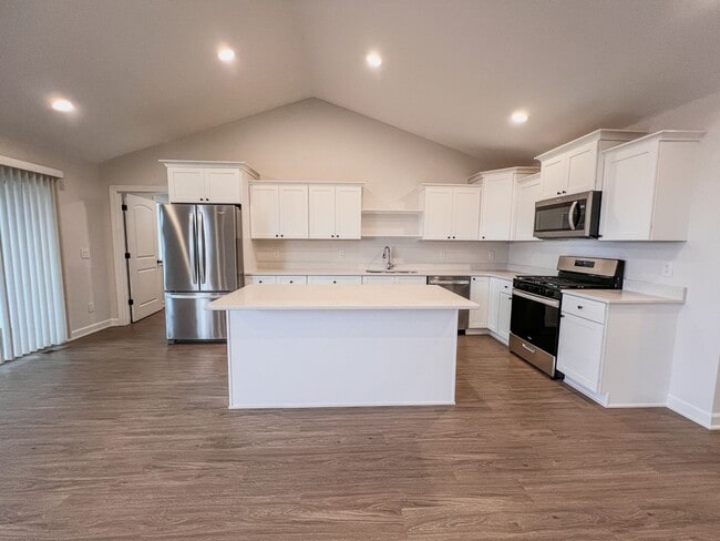 Building Photo - 3 Bedroom Lookout