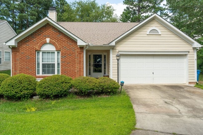 Building Photo - 3 Bedroom, 2 Bath in Grove Park with Commu...