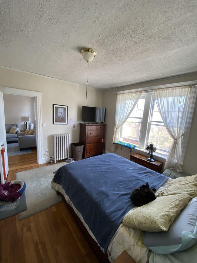 Foto del edificio - 2Br/1Bth in GREAT location! Heat/Hot Water included!