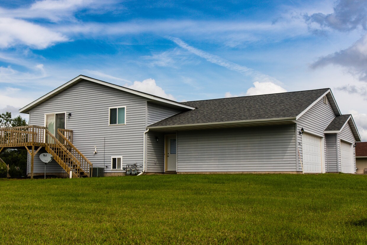 13202 39th Ave N, Chippewa Falls, WI 54729 Townhome Rentals in