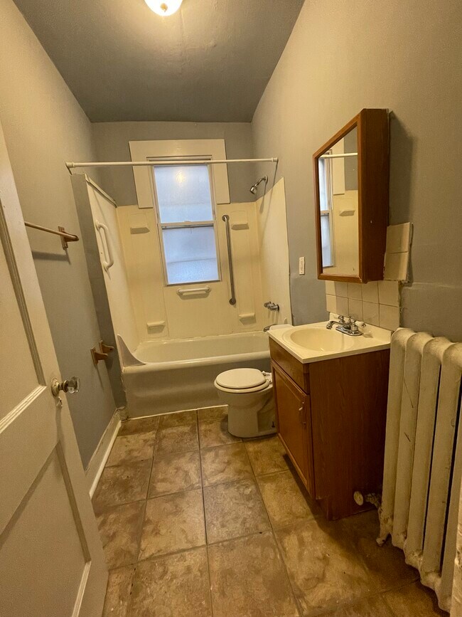 Building Photo - 5239 Oxford Ave