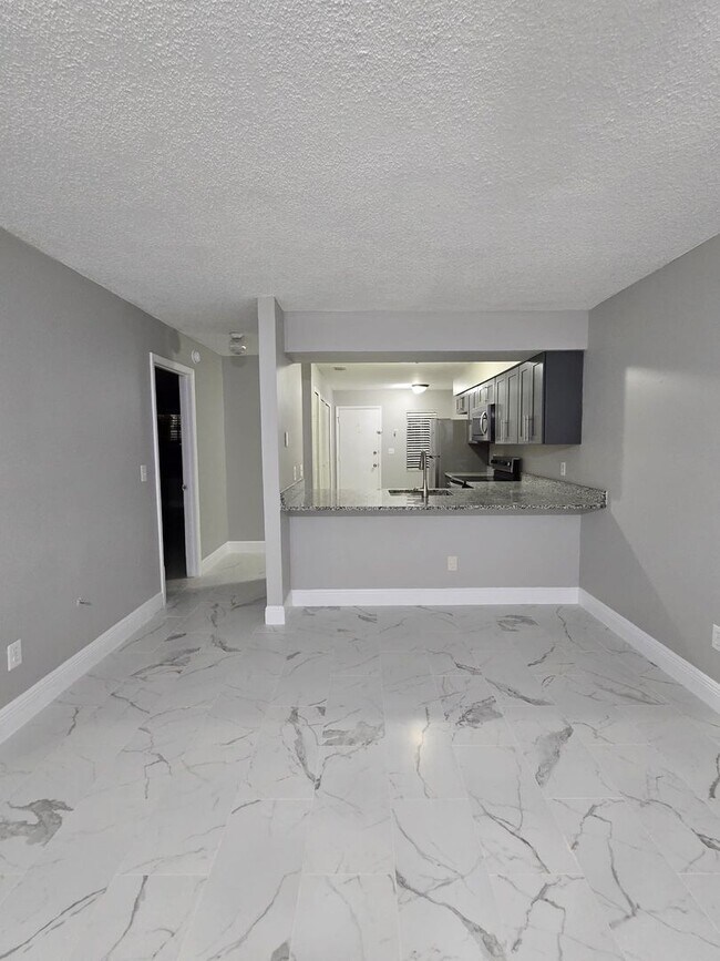 Foto del edificio - ALAFAYA 2 BEDROOM, 2 BATHROOM MULTIPLEX UNIT