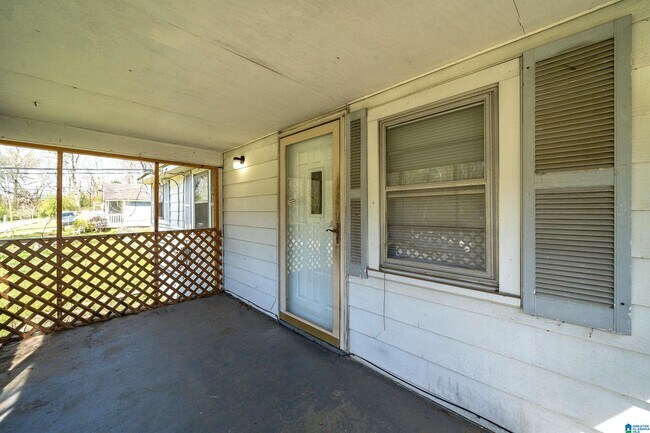 Building Photo - 825 Sycamore St