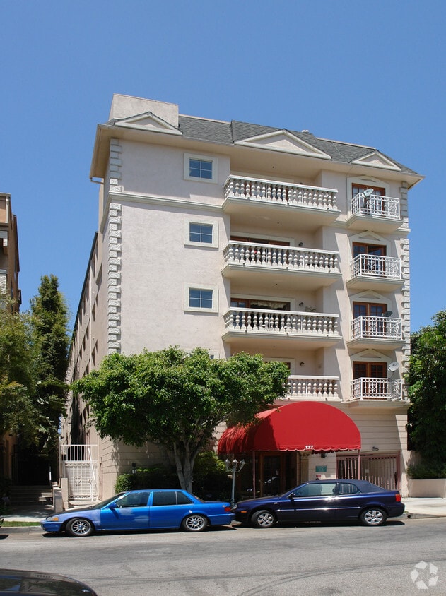 Building Photo - 137 N Doheny Dr