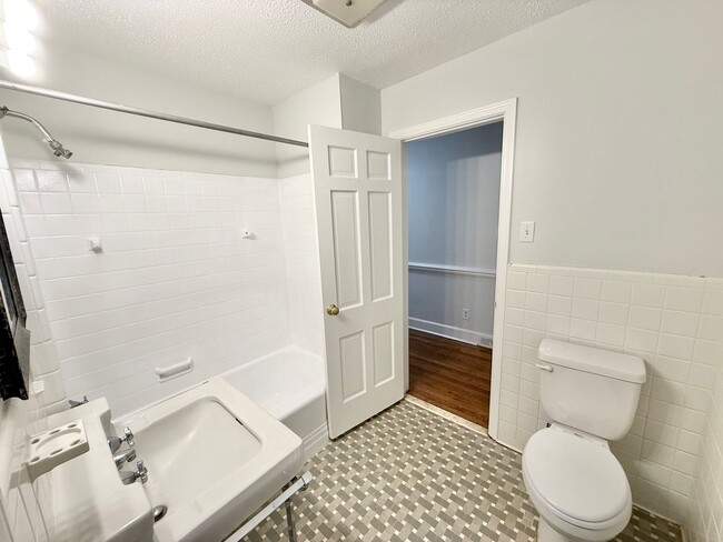 Building Photo - Beautiful 3 Bed 2 Bath Home Located Right ...