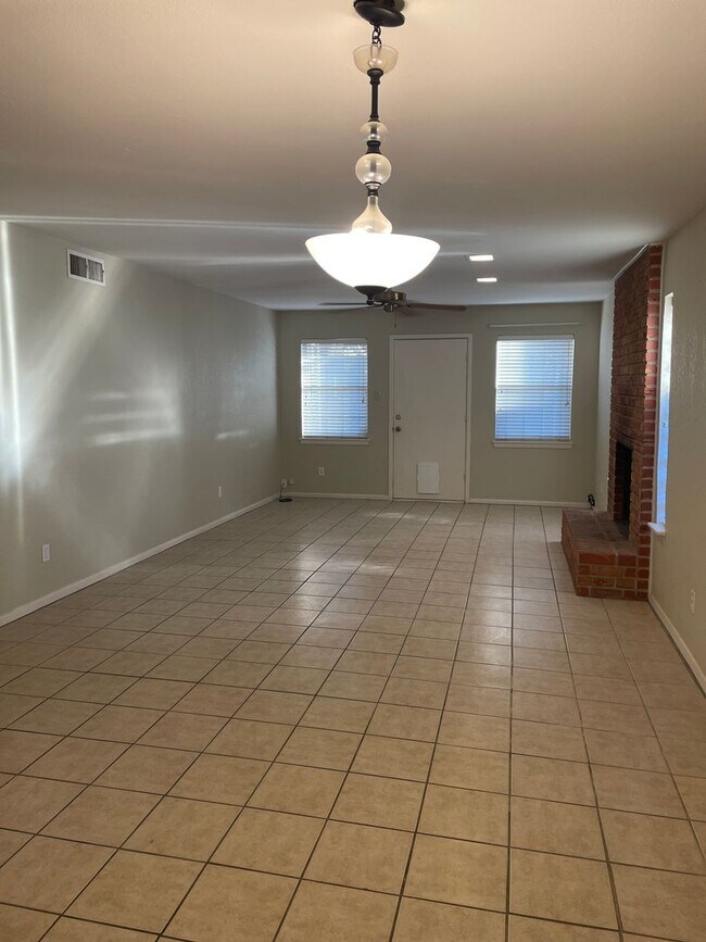 Foto del edificio - 2 bedroom duplex!  2 bath, 2 car carport