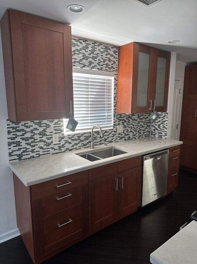 Building Photo - 264 Rosebay Dr