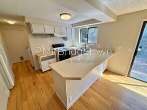 Building Photo - 702 SW 6th Ct